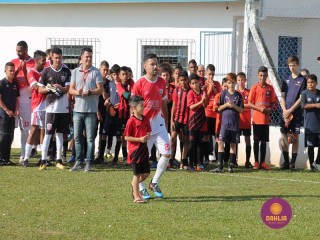 
<a style='margin-left: 5px;' class='btn btn-xs btn-social btn-facebook' href='https://www.facebook.com/sharer/sharer.php?u=https://www.boladovale.com.br/imgs/800-800-90/conteudo/fotos/1196/img5552.jpg' rel='popup' data-width='500' data-height='400'><i class='fa fa-facebook'></i>Compartilhar <span class='hidden-xs'>no Facebook</span>
</a> 
<a class='btn btn-default btn-xs' target='_blank' href='imgs/800-800-90/conteudo/fotos/1196/img5552.jpg'>
<span class='glyphicon glyphicon-cloud-download'></span> Salvar
</a> 
<span></span>