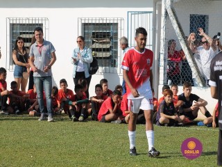 
<a style='margin-left: 5px;' class='btn btn-xs btn-social btn-facebook' href='https://www.facebook.com/sharer/sharer.php?u=https://www.boladovale.com.br/imgs/800-800-90/conteudo/fotos/1196/img5563.jpg' rel='popup' data-width='500' data-height='400'><i class='fa fa-facebook'></i>Compartilhar <span class='hidden-xs'>no Facebook</span>
</a> 
<a class='btn btn-default btn-xs' target='_blank' href='imgs/800-800-90/conteudo/fotos/1196/img5563.jpg'>
<span class='glyphicon glyphicon-cloud-download'></span> Salvar
</a> 
<span></span>