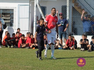 
<a style='margin-left: 5px;' class='btn btn-xs btn-social btn-facebook' href='https://www.facebook.com/sharer/sharer.php?u=https://www.boladovale.com.br/imgs/800-800-90/conteudo/fotos/1196/img5567.jpg' rel='popup' data-width='500' data-height='400'><i class='fa fa-facebook'></i>Compartilhar <span class='hidden-xs'>no Facebook</span>
</a> 
<a class='btn btn-default btn-xs' target='_blank' href='imgs/800-800-90/conteudo/fotos/1196/img5567.jpg'>
<span class='glyphicon glyphicon-cloud-download'></span> Salvar
</a> 
<span></span>