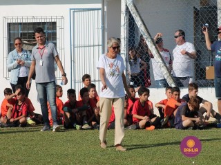 
<a style='margin-left: 5px;' class='btn btn-xs btn-social btn-facebook' href='https://www.facebook.com/sharer/sharer.php?u=https://www.boladovale.com.br/imgs/800-800-90/conteudo/fotos/1196/img5571.jpg' rel='popup' data-width='500' data-height='400'><i class='fa fa-facebook'></i>Compartilhar <span class='hidden-xs'>no Facebook</span>
</a> 
<a class='btn btn-default btn-xs' target='_blank' href='imgs/800-800-90/conteudo/fotos/1196/img5571.jpg'>
<span class='glyphicon glyphicon-cloud-download'></span> Salvar
</a> 
<span></span>