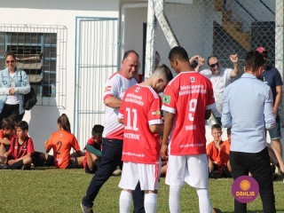 
<a style='margin-left: 5px;' class='btn btn-xs btn-social btn-facebook' href='https://www.facebook.com/sharer/sharer.php?u=https://www.boladovale.com.br/imgs/800-800-90/conteudo/fotos/1196/img5587.jpg' rel='popup' data-width='500' data-height='400'><i class='fa fa-facebook'></i>Compartilhar <span class='hidden-xs'>no Facebook</span>
</a> 
<a class='btn btn-default btn-xs' target='_blank' href='imgs/800-800-90/conteudo/fotos/1196/img5587.jpg'>
<span class='glyphicon glyphicon-cloud-download'></span> Salvar
</a> 
<span></span>