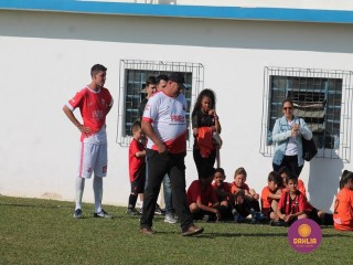 
<a style='margin-left: 5px;' class='btn btn-xs btn-social btn-facebook' href='https://www.facebook.com/sharer/sharer.php?u=https://www.boladovale.com.br/imgs/800-800-90/conteudo/fotos/1196/img5588.jpg' rel='popup' data-width='500' data-height='400'><i class='fa fa-facebook'></i>Compartilhar <span class='hidden-xs'>no Facebook</span>
</a> 
<a class='btn btn-default btn-xs' target='_blank' href='imgs/800-800-90/conteudo/fotos/1196/img5588.jpg'>
<span class='glyphicon glyphicon-cloud-download'></span> Salvar
</a> 
<span></span>
