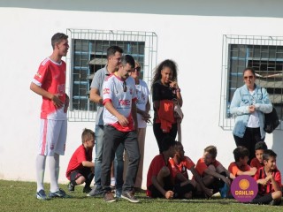 
<a style='margin-left: 5px;' class='btn btn-xs btn-social btn-facebook' href='https://www.facebook.com/sharer/sharer.php?u=https://www.boladovale.com.br/imgs/800-800-90/conteudo/fotos/1196/img5591.jpg' rel='popup' data-width='500' data-height='400'><i class='fa fa-facebook'></i>Compartilhar <span class='hidden-xs'>no Facebook</span>
</a> 
<a class='btn btn-default btn-xs' target='_blank' href='imgs/800-800-90/conteudo/fotos/1196/img5591.jpg'>
<span class='glyphicon glyphicon-cloud-download'></span> Salvar
</a> 
<span></span>