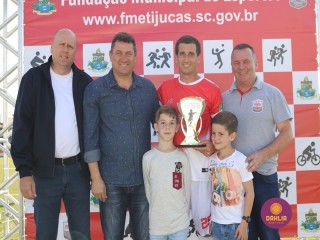 
<a style='margin-left: 5px;' class='btn btn-xs btn-social btn-facebook' href='https://www.facebook.com/sharer/sharer.php?u=https://www.boladovale.com.br/imgs/800-800-90/conteudo/fotos/1196/img7569.jpg' rel='popup' data-width='500' data-height='400'><i class='fa fa-facebook'></i>Compartilhar <span class='hidden-xs'>no Facebook</span>
</a> 
<a class='btn btn-default btn-xs' target='_blank' href='imgs/800-800-90/conteudo/fotos/1196/img7569.jpg'>
<span class='glyphicon glyphicon-cloud-download'></span> Salvar
</a> 
<span></span>