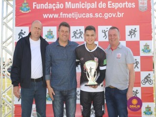 
<a style='margin-left: 5px;' class='btn btn-xs btn-social btn-facebook' href='https://www.facebook.com/sharer/sharer.php?u=https://www.boladovale.com.br/imgs/800-800-90/conteudo/fotos/1196/img7579.jpg' rel='popup' data-width='500' data-height='400'><i class='fa fa-facebook'></i>Compartilhar <span class='hidden-xs'>no Facebook</span>
</a> 
<a class='btn btn-default btn-xs' target='_blank' href='imgs/800-800-90/conteudo/fotos/1196/img7579.jpg'>
<span class='glyphicon glyphicon-cloud-download'></span> Salvar
</a> 
<span></span>