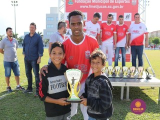 
<a style='margin-left: 5px;' class='btn btn-xs btn-social btn-facebook' href='https://www.facebook.com/sharer/sharer.php?u=https://www.boladovale.com.br/imgs/800-800-90/conteudo/fotos/1196/img7645.jpg' rel='popup' data-width='500' data-height='400'><i class='fa fa-facebook'></i>Compartilhar <span class='hidden-xs'>no Facebook</span>
</a> 
<a class='btn btn-default btn-xs' target='_blank' href='imgs/800-800-90/conteudo/fotos/1196/img7645.jpg'>
<span class='glyphicon glyphicon-cloud-download'></span> Salvar
</a> 
<span></span>