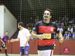 
<a style='margin-left: 5px;' class='btn btn-xs btn-social btn-facebook' href='https://www.facebook.com/sharer/sharer.php?u=https://www.boladovale.com.br/imgs/800-800-90/conteudo/fotos/1201/img9337.jpg' rel='popup' data-width='500' data-height='400'><i class='fa fa-facebook'></i>Compartilhar <span class='hidden-xs'>no Facebook</span>
</a> 
<a class='btn btn-default btn-xs' target='_blank' href='imgs/800-800-90/conteudo/fotos/1201/img9337.jpg'>
<span class='glyphicon glyphicon-cloud-download'></span> Salvar
</a> 
<span></span>
