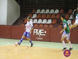 
<a style='margin-left: 5px;' class='btn btn-xs btn-social btn-facebook' href='https://www.facebook.com/sharer/sharer.php?u=https://www.boladovale.com.br/imgs/800-800-90/conteudo/fotos/1255/img0825.jpg' rel='popup' data-width='500' data-height='400'><i class='fa fa-facebook'></i>Compartilhar <span class='hidden-xs'>no Facebook</span>
</a> 
<a class='btn btn-default btn-xs' target='_blank' href='imgs/800-800-90/conteudo/fotos/1255/img0825.jpg'>
<span class='glyphicon glyphicon-cloud-download'></span> Salvar
</a> 
<span></span>