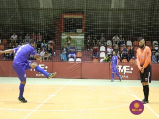 
<a style='margin-left: 5px;' class='btn btn-xs btn-social btn-facebook' href='https://www.facebook.com/sharer/sharer.php?u=https://www.boladovale.com.br/imgs/800-800-90/conteudo/fotos/1281/img2966.jpg' rel='popup' data-width='500' data-height='400'><i class='fa fa-facebook'></i>Compartilhar <span class='hidden-xs'>no Facebook</span>
</a> 
<a class='btn btn-default btn-xs' target='_blank' href='imgs/800-800-90/conteudo/fotos/1281/img2966.jpg'>
<span class='glyphicon glyphicon-cloud-download'></span> Salvar
</a> 
<span></span>