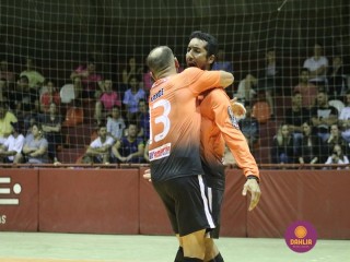 
<a style='margin-left: 5px;' class='btn btn-xs btn-social btn-facebook' href='https://www.facebook.com/sharer/sharer.php?u=https://www.boladovale.com.br/imgs/800-800-90/conteudo/fotos/1281/img3000.jpg' rel='popup' data-width='500' data-height='400'><i class='fa fa-facebook'></i>Compartilhar <span class='hidden-xs'>no Facebook</span>
</a> 
<a class='btn btn-default btn-xs' target='_blank' href='imgs/800-800-90/conteudo/fotos/1281/img3000.jpg'>
<span class='glyphicon glyphicon-cloud-download'></span> Salvar
</a> 
<span></span>