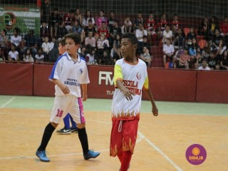 
<a style='margin-left: 5px;' class='btn btn-xs btn-social btn-facebook' href='https://www.facebook.com/sharer/sharer.php?u=https://www.boladovale.com.br/imgs/800-800-90/conteudo/fotos/1283/img2394.jpg' rel='popup' data-width='500' data-height='400'><i class='fa fa-facebook'></i>Compartilhar <span class='hidden-xs'>no Facebook</span>
</a> 
<a class='btn btn-default btn-xs' target='_blank' href='imgs/800-800-90/conteudo/fotos/1283/img2394.jpg'>
<span class='glyphicon glyphicon-cloud-download'></span> Salvar
</a> 
<span></span>