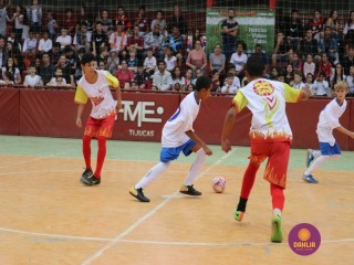 
<a style='margin-left: 5px;' class='btn btn-xs btn-social btn-facebook' href='https://www.facebook.com/sharer/sharer.php?u=https://www.boladovale.com.br/imgs/800-800-90/conteudo/fotos/1283/img2505.jpg' rel='popup' data-width='500' data-height='400'><i class='fa fa-facebook'></i>Compartilhar <span class='hidden-xs'>no Facebook</span>
</a> 
<a class='btn btn-default btn-xs' target='_blank' href='imgs/800-800-90/conteudo/fotos/1283/img2505.jpg'>
<span class='glyphicon glyphicon-cloud-download'></span> Salvar
</a> 
<span></span>