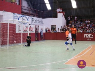 
<a style='margin-left: 5px;' class='btn btn-xs btn-social btn-facebook' href='https://www.facebook.com/sharer/sharer.php?u=https://www.boladovale.com.br/imgs/800-800-90/conteudo/fotos/1283/img2535.jpg' rel='popup' data-width='500' data-height='400'><i class='fa fa-facebook'></i>Compartilhar <span class='hidden-xs'>no Facebook</span>
</a> 
<a class='btn btn-default btn-xs' target='_blank' href='imgs/800-800-90/conteudo/fotos/1283/img2535.jpg'>
<span class='glyphicon glyphicon-cloud-download'></span> Salvar
</a> 
<span></span>
