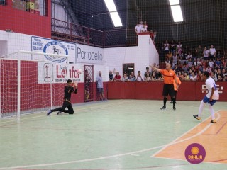 
<a style='margin-left: 5px;' class='btn btn-xs btn-social btn-facebook' href='https://www.facebook.com/sharer/sharer.php?u=https://www.boladovale.com.br/imgs/800-800-90/conteudo/fotos/1283/img2552.jpg' rel='popup' data-width='500' data-height='400'><i class='fa fa-facebook'></i>Compartilhar <span class='hidden-xs'>no Facebook</span>
</a> 
<a class='btn btn-default btn-xs' target='_blank' href='imgs/800-800-90/conteudo/fotos/1283/img2552.jpg'>
<span class='glyphicon glyphicon-cloud-download'></span> Salvar
</a> 
<span></span>