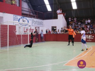
<a style='margin-left: 5px;' class='btn btn-xs btn-social btn-facebook' href='https://www.facebook.com/sharer/sharer.php?u=https://www.boladovale.com.br/imgs/800-800-90/conteudo/fotos/1283/img2553.jpg' rel='popup' data-width='500' data-height='400'><i class='fa fa-facebook'></i>Compartilhar <span class='hidden-xs'>no Facebook</span>
</a> 
<a class='btn btn-default btn-xs' target='_blank' href='imgs/800-800-90/conteudo/fotos/1283/img2553.jpg'>
<span class='glyphicon glyphicon-cloud-download'></span> Salvar
</a> 
<span></span>