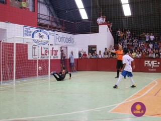 
<a style='margin-left: 5px;' class='btn btn-xs btn-social btn-facebook' href='https://www.facebook.com/sharer/sharer.php?u=https://www.boladovale.com.br/imgs/800-800-90/conteudo/fotos/1283/img2555.jpg' rel='popup' data-width='500' data-height='400'><i class='fa fa-facebook'></i>Compartilhar <span class='hidden-xs'>no Facebook</span>
</a> 
<a class='btn btn-default btn-xs' target='_blank' href='imgs/800-800-90/conteudo/fotos/1283/img2555.jpg'>
<span class='glyphicon glyphicon-cloud-download'></span> Salvar
</a> 
<span></span>