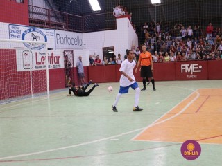 
<a style='margin-left: 5px;' class='btn btn-xs btn-social btn-facebook' href='https://www.facebook.com/sharer/sharer.php?u=https://www.boladovale.com.br/imgs/800-800-90/conteudo/fotos/1283/img2556.jpg' rel='popup' data-width='500' data-height='400'><i class='fa fa-facebook'></i>Compartilhar <span class='hidden-xs'>no Facebook</span>
</a> 
<a class='btn btn-default btn-xs' target='_blank' href='imgs/800-800-90/conteudo/fotos/1283/img2556.jpg'>
<span class='glyphicon glyphicon-cloud-download'></span> Salvar
</a> 
<span></span>