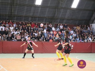 
<a style='margin-left: 5px;' class='btn btn-xs btn-social btn-facebook' href='https://www.facebook.com/sharer/sharer.php?u=https://www.boladovale.com.br/imgs/800-800-90/conteudo/fotos/1283/img2636.jpg' rel='popup' data-width='500' data-height='400'><i class='fa fa-facebook'></i>Compartilhar <span class='hidden-xs'>no Facebook</span>
</a> 
<a class='btn btn-default btn-xs' target='_blank' href='imgs/800-800-90/conteudo/fotos/1283/img2636.jpg'>
<span class='glyphicon glyphicon-cloud-download'></span> Salvar
</a> 
<span></span>