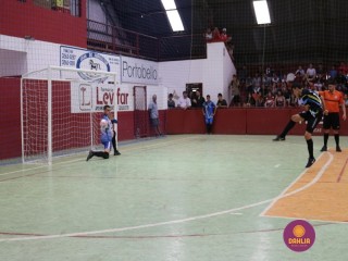 
<a style='margin-left: 5px;' class='btn btn-xs btn-social btn-facebook' href='https://www.facebook.com/sharer/sharer.php?u=https://www.boladovale.com.br/imgs/800-800-90/conteudo/fotos/1283/img2718.jpg' rel='popup' data-width='500' data-height='400'><i class='fa fa-facebook'></i>Compartilhar <span class='hidden-xs'>no Facebook</span>
</a> 
<a class='btn btn-default btn-xs' target='_blank' href='imgs/800-800-90/conteudo/fotos/1283/img2718.jpg'>
<span class='glyphicon glyphicon-cloud-download'></span> Salvar
</a> 
<span></span>