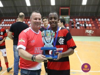 
<a style='margin-left: 5px;' class='btn btn-xs btn-social btn-facebook' href='https://www.facebook.com/sharer/sharer.php?u=https://www.boladovale.com.br/imgs/800-800-90/conteudo/fotos/1284/img2902.jpg' rel='popup' data-width='500' data-height='400'><i class='fa fa-facebook'></i>Compartilhar <span class='hidden-xs'>no Facebook</span>
</a> 
<a class='btn btn-default btn-xs' target='_blank' href='imgs/800-800-90/conteudo/fotos/1284/img2902.jpg'>
<span class='glyphicon glyphicon-cloud-download'></span> Salvar
</a> 
<span></span>