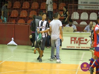 
<a style='margin-left: 5px;' class='btn btn-xs btn-social btn-facebook' href='https://www.facebook.com/sharer/sharer.php?u=https://www.boladovale.com.br/imgs/800-800-90/conteudo/fotos/1289/img7002.jpg' rel='popup' data-width='500' data-height='400'><i class='fa fa-facebook'></i>Compartilhar <span class='hidden-xs'>no Facebook</span>
</a> 
<a class='btn btn-default btn-xs' target='_blank' href='imgs/800-800-90/conteudo/fotos/1289/img7002.jpg'>
<span class='glyphicon glyphicon-cloud-download'></span> Salvar
</a> 
<span></span>