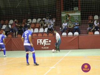 
<a style='margin-left: 5px;' class='btn btn-xs btn-social btn-facebook' href='https://www.facebook.com/sharer/sharer.php?u=https://www.boladovale.com.br/imgs/800-800-90/conteudo/fotos/1296/img5318.jpg' rel='popup' data-width='500' data-height='400'><i class='fa fa-facebook'></i>Compartilhar <span class='hidden-xs'>no Facebook</span>
</a> 
<a class='btn btn-default btn-xs' target='_blank' href='imgs/800-800-90/conteudo/fotos/1296/img5318.jpg'>
<span class='glyphicon glyphicon-cloud-download'></span> Salvar
</a> 
<span></span>