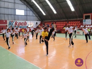 
<a style='margin-left: 5px;' class='btn btn-xs btn-social btn-facebook' href='https://www.facebook.com/sharer/sharer.php?u=https://www.boladovale.com.br/imgs/800-800-90/conteudo/fotos/1299/img7084.jpg' rel='popup' data-width='500' data-height='400'><i class='fa fa-facebook'></i>Compartilhar <span class='hidden-xs'>no Facebook</span>
</a> 
<a class='btn btn-default btn-xs' target='_blank' href='imgs/800-800-90/conteudo/fotos/1299/img7084.jpg'>
<span class='glyphicon glyphicon-cloud-download'></span> Salvar
</a> 
<span></span>