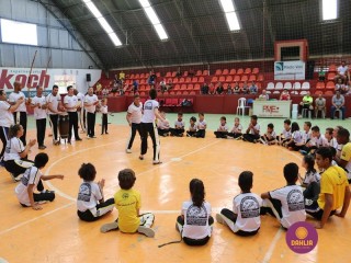 
<a style='margin-left: 5px;' class='btn btn-xs btn-social btn-facebook' href='https://www.facebook.com/sharer/sharer.php?u=https://www.boladovale.com.br/imgs/800-800-90/conteudo/fotos/1299/img7102.jpg' rel='popup' data-width='500' data-height='400'><i class='fa fa-facebook'></i>Compartilhar <span class='hidden-xs'>no Facebook</span>
</a> 
<a class='btn btn-default btn-xs' target='_blank' href='imgs/800-800-90/conteudo/fotos/1299/img7102.jpg'>
<span class='glyphicon glyphicon-cloud-download'></span> Salvar
</a> 
<span></span>