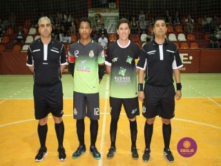 
<a style='margin-left: 5px;' class='btn btn-xs btn-social btn-facebook' href='https://www.facebook.com/sharer/sharer.php?u=https://www.boladovale.com.br/imgs/800-800-90/conteudo/fotos/1316/img7799.jpg' rel='popup' data-width='500' data-height='400'><i class='fa fa-facebook'></i>Compartilhar <span class='hidden-xs'>no Facebook</span>
</a> 
<a class='btn btn-default btn-xs' target='_blank' href='imgs/800-800-90/conteudo/fotos/1316/img7799.jpg'>
<span class='glyphicon glyphicon-cloud-download'></span> Salvar
</a> 
<span></span>