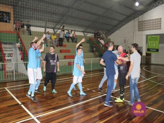 
<a style='margin-left: 5px;' class='btn btn-xs btn-social btn-facebook' href='https://www.facebook.com/sharer/sharer.php?u=https://www.boladovale.com.br/imgs/800-800-90/conteudo/fotos/1319/img9320.jpg' rel='popup' data-width='500' data-height='400'><i class='fa fa-facebook'></i>Compartilhar <span class='hidden-xs'>no Facebook</span>
</a> 
<a class='btn btn-default btn-xs' target='_blank' href='imgs/800-800-90/conteudo/fotos/1319/img9320.jpg'>
<span class='glyphicon glyphicon-cloud-download'></span> Salvar
</a> 
<span></span>