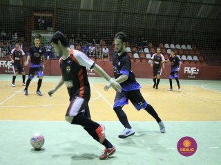 
<a style='margin-left: 5px;' class='btn btn-xs btn-social btn-facebook' href='https://www.facebook.com/sharer/sharer.php?u=https://www.boladovale.com.br/imgs/800-800-90/conteudo/fotos/1321/img9416.jpg' rel='popup' data-width='500' data-height='400'><i class='fa fa-facebook'></i>Compartilhar <span class='hidden-xs'>no Facebook</span>
</a> 
<a class='btn btn-default btn-xs' target='_blank' href='imgs/800-800-90/conteudo/fotos/1321/img9416.jpg'>
<span class='glyphicon glyphicon-cloud-download'></span> Salvar
</a> 
<span></span>