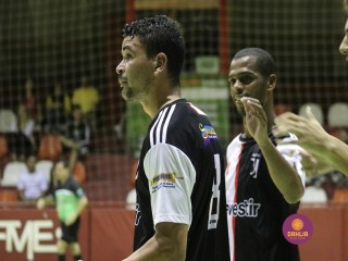 
<a style='margin-left: 5px;' class='btn btn-xs btn-social btn-facebook' href='https://www.facebook.com/sharer/sharer.php?u=https://www.boladovale.com.br/imgs/800-800-90/conteudo/fotos/1322/img9589.jpg' rel='popup' data-width='500' data-height='400'><i class='fa fa-facebook'></i>Compartilhar <span class='hidden-xs'>no Facebook</span>
</a> 
<a class='btn btn-default btn-xs' target='_blank' href='imgs/800-800-90/conteudo/fotos/1322/img9589.jpg'>
<span class='glyphicon glyphicon-cloud-download'></span> Salvar
</a> 
<span></span>
