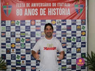 
<a style='margin-left: 5px;' class='btn btn-xs btn-social btn-facebook' href='https://www.facebook.com/sharer/sharer.php?u=https://www.boladovale.com.br/imgs/800-800-90/conteudo/fotos/1327/img0054.jpg' rel='popup' data-width='500' data-height='400'><i class='fa fa-facebook'></i>Compartilhar <span class='hidden-xs'>no Facebook</span>
</a> 
<a class='btn btn-default btn-xs' target='_blank' href='imgs/800-800-90/conteudo/fotos/1327/img0054.jpg'>
<span class='glyphicon glyphicon-cloud-download'></span> Salvar
</a> 
<span></span>