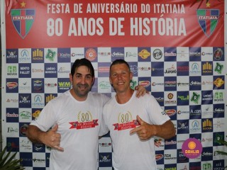 
<a style='margin-left: 5px;' class='btn btn-xs btn-social btn-facebook' href='https://www.facebook.com/sharer/sharer.php?u=https://www.boladovale.com.br/imgs/800-800-90/conteudo/fotos/1327/img0056.jpg' rel='popup' data-width='500' data-height='400'><i class='fa fa-facebook'></i>Compartilhar <span class='hidden-xs'>no Facebook</span>
</a> 
<a class='btn btn-default btn-xs' target='_blank' href='imgs/800-800-90/conteudo/fotos/1327/img0056.jpg'>
<span class='glyphicon glyphicon-cloud-download'></span> Salvar
</a> 
<span></span>