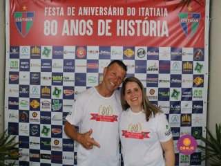 
<a style='margin-left: 5px;' class='btn btn-xs btn-social btn-facebook' href='https://www.facebook.com/sharer/sharer.php?u=https://www.boladovale.com.br/imgs/800-800-90/conteudo/fotos/1327/img0557.jpg' rel='popup' data-width='500' data-height='400'><i class='fa fa-facebook'></i>Compartilhar <span class='hidden-xs'>no Facebook</span>
</a> 
<a class='btn btn-default btn-xs' target='_blank' href='imgs/800-800-90/conteudo/fotos/1327/img0557.jpg'>
<span class='glyphicon glyphicon-cloud-download'></span> Salvar
</a> 
<span></span>