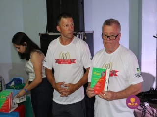 
<a style='margin-left: 5px;' class='btn btn-xs btn-social btn-facebook' href='https://www.facebook.com/sharer/sharer.php?u=https://www.boladovale.com.br/imgs/800-800-90/conteudo/fotos/1327/img0732.jpg' rel='popup' data-width='500' data-height='400'><i class='fa fa-facebook'></i>Compartilhar <span class='hidden-xs'>no Facebook</span>
</a> 
<a class='btn btn-default btn-xs' target='_blank' href='imgs/800-800-90/conteudo/fotos/1327/img0732.jpg'>
<span class='glyphicon glyphicon-cloud-download'></span> Salvar
</a> 
<span></span>