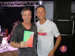 
<a style='margin-left: 5px;' class='btn btn-xs btn-social btn-facebook' href='https://www.facebook.com/sharer/sharer.php?u=https://www.boladovale.com.br/imgs/800-800-90/conteudo/fotos/1327/img0741.jpg' rel='popup' data-width='500' data-height='400'><i class='fa fa-facebook'></i>Compartilhar <span class='hidden-xs'>no Facebook</span>
</a> 
<a class='btn btn-default btn-xs' target='_blank' href='imgs/800-800-90/conteudo/fotos/1327/img0741.jpg'>
<span class='glyphicon glyphicon-cloud-download'></span> Salvar
</a> 
<span></span>