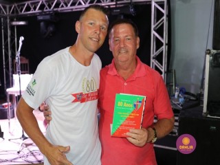 
<a style='margin-left: 5px;' class='btn btn-xs btn-social btn-facebook' href='https://www.facebook.com/sharer/sharer.php?u=https://www.boladovale.com.br/imgs/800-800-90/conteudo/fotos/1327/img0756.jpg' rel='popup' data-width='500' data-height='400'><i class='fa fa-facebook'></i>Compartilhar <span class='hidden-xs'>no Facebook</span>
</a> 
<a class='btn btn-default btn-xs' target='_blank' href='imgs/800-800-90/conteudo/fotos/1327/img0756.jpg'>
<span class='glyphicon glyphicon-cloud-download'></span> Salvar
</a> 
<span></span>