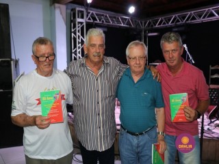 
<a style='margin-left: 5px;' class='btn btn-xs btn-social btn-facebook' href='https://www.facebook.com/sharer/sharer.php?u=https://www.boladovale.com.br/imgs/800-800-90/conteudo/fotos/1327/img0795.jpg' rel='popup' data-width='500' data-height='400'><i class='fa fa-facebook'></i>Compartilhar <span class='hidden-xs'>no Facebook</span>
</a> 
<a class='btn btn-default btn-xs' target='_blank' href='imgs/800-800-90/conteudo/fotos/1327/img0795.jpg'>
<span class='glyphicon glyphicon-cloud-download'></span> Salvar
</a> 
<span></span>