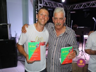 
<a style='margin-left: 5px;' class='btn btn-xs btn-social btn-facebook' href='https://www.facebook.com/sharer/sharer.php?u=https://www.boladovale.com.br/imgs/800-800-90/conteudo/fotos/1327/img0799.jpg' rel='popup' data-width='500' data-height='400'><i class='fa fa-facebook'></i>Compartilhar <span class='hidden-xs'>no Facebook</span>
</a> 
<a class='btn btn-default btn-xs' target='_blank' href='imgs/800-800-90/conteudo/fotos/1327/img0799.jpg'>
<span class='glyphicon glyphicon-cloud-download'></span> Salvar
</a> 
<span></span>