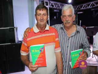 
<a style='margin-left: 5px;' class='btn btn-xs btn-social btn-facebook' href='https://www.facebook.com/sharer/sharer.php?u=https://www.boladovale.com.br/imgs/800-800-90/conteudo/fotos/1327/img0803.jpg' rel='popup' data-width='500' data-height='400'><i class='fa fa-facebook'></i>Compartilhar <span class='hidden-xs'>no Facebook</span>
</a> 
<a class='btn btn-default btn-xs' target='_blank' href='imgs/800-800-90/conteudo/fotos/1327/img0803.jpg'>
<span class='glyphicon glyphicon-cloud-download'></span> Salvar
</a> 
<span></span>