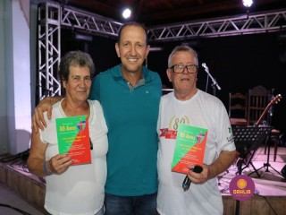 
<a style='margin-left: 5px;' class='btn btn-xs btn-social btn-facebook' href='https://www.facebook.com/sharer/sharer.php?u=https://www.boladovale.com.br/imgs/800-800-90/conteudo/fotos/1327/img0811.jpg' rel='popup' data-width='500' data-height='400'><i class='fa fa-facebook'></i>Compartilhar <span class='hidden-xs'>no Facebook</span>
</a> 
<a class='btn btn-default btn-xs' target='_blank' href='imgs/800-800-90/conteudo/fotos/1327/img0811.jpg'>
<span class='glyphicon glyphicon-cloud-download'></span> Salvar
</a> 
<span></span>
