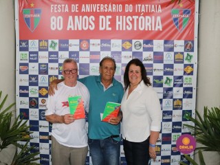
<a style='margin-left: 5px;' class='btn btn-xs btn-social btn-facebook' href='https://www.facebook.com/sharer/sharer.php?u=https://www.boladovale.com.br/imgs/800-800-90/conteudo/fotos/1327/img0817.jpg' rel='popup' data-width='500' data-height='400'><i class='fa fa-facebook'></i>Compartilhar <span class='hidden-xs'>no Facebook</span>
</a> 
<a class='btn btn-default btn-xs' target='_blank' href='imgs/800-800-90/conteudo/fotos/1327/img0817.jpg'>
<span class='glyphicon glyphicon-cloud-download'></span> Salvar
</a> 
<span></span>