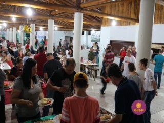 
<a style='margin-left: 5px;' class='btn btn-xs btn-social btn-facebook' href='https://www.facebook.com/sharer/sharer.php?u=https://www.boladovale.com.br/imgs/800-800-90/conteudo/fotos/1327/img0828.jpg' rel='popup' data-width='500' data-height='400'><i class='fa fa-facebook'></i>Compartilhar <span class='hidden-xs'>no Facebook</span>
</a> 
<a class='btn btn-default btn-xs' target='_blank' href='imgs/800-800-90/conteudo/fotos/1327/img0828.jpg'>
<span class='glyphicon glyphicon-cloud-download'></span> Salvar
</a> 
<span></span>