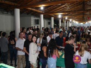 
<a style='margin-left: 5px;' class='btn btn-xs btn-social btn-facebook' href='https://www.facebook.com/sharer/sharer.php?u=https://www.boladovale.com.br/imgs/800-800-90/conteudo/fotos/1327/img0831.jpg' rel='popup' data-width='500' data-height='400'><i class='fa fa-facebook'></i>Compartilhar <span class='hidden-xs'>no Facebook</span>
</a> 
<a class='btn btn-default btn-xs' target='_blank' href='imgs/800-800-90/conteudo/fotos/1327/img0831.jpg'>
<span class='glyphicon glyphicon-cloud-download'></span> Salvar
</a> 
<span></span>