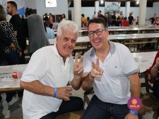 
<a style='margin-left: 5px;' class='btn btn-xs btn-social btn-facebook' href='https://www.facebook.com/sharer/sharer.php?u=https://www.boladovale.com.br/imgs/800-800-90/conteudo/fotos/1327/img0948.jpg' rel='popup' data-width='500' data-height='400'><i class='fa fa-facebook'></i>Compartilhar <span class='hidden-xs'>no Facebook</span>
</a> 
<a class='btn btn-default btn-xs' target='_blank' href='imgs/800-800-90/conteudo/fotos/1327/img0948.jpg'>
<span class='glyphicon glyphicon-cloud-download'></span> Salvar
</a> 
<span></span>
