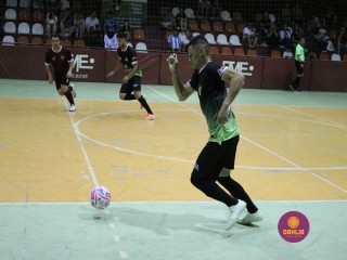
<a style='margin-left: 5px;' class='btn btn-xs btn-social btn-facebook' href='https://www.facebook.com/sharer/sharer.php?u=https://www.boladovale.com.br/imgs/800-800-90/conteudo/fotos/1328/img1179.jpg' rel='popup' data-width='500' data-height='400'><i class='fa fa-facebook'></i>Compartilhar <span class='hidden-xs'>no Facebook</span>
</a> 
<a class='btn btn-default btn-xs' target='_blank' href='imgs/800-800-90/conteudo/fotos/1328/img1179.jpg'>
<span class='glyphicon glyphicon-cloud-download'></span> Salvar
</a> 
<span></span>