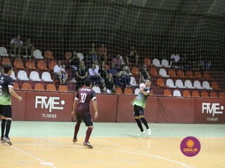 
<a style='margin-left: 5px;' class='btn btn-xs btn-social btn-facebook' href='https://www.facebook.com/sharer/sharer.php?u=https://www.boladovale.com.br/imgs/800-800-90/conteudo/fotos/1328/img1226.jpg' rel='popup' data-width='500' data-height='400'><i class='fa fa-facebook'></i>Compartilhar <span class='hidden-xs'>no Facebook</span>
</a> 
<a class='btn btn-default btn-xs' target='_blank' href='imgs/800-800-90/conteudo/fotos/1328/img1226.jpg'>
<span class='glyphicon glyphicon-cloud-download'></span> Salvar
</a> 
<span></span>