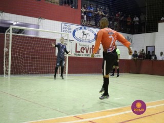
<a style='margin-left: 5px;' class='btn btn-xs btn-social btn-facebook' href='https://www.facebook.com/sharer/sharer.php?u=https://www.boladovale.com.br/imgs/800-800-90/conteudo/fotos/1329/img1352.jpg' rel='popup' data-width='500' data-height='400'><i class='fa fa-facebook'></i>Compartilhar <span class='hidden-xs'>no Facebook</span>
</a> 
<a class='btn btn-default btn-xs' target='_blank' href='imgs/800-800-90/conteudo/fotos/1329/img1352.jpg'>
<span class='glyphicon glyphicon-cloud-download'></span> Salvar
</a> 
<span></span>