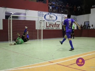 
<a style='margin-left: 5px;' class='btn btn-xs btn-social btn-facebook' href='https://www.facebook.com/sharer/sharer.php?u=https://www.boladovale.com.br/imgs/800-800-90/conteudo/fotos/1329/img1430.jpg' rel='popup' data-width='500' data-height='400'><i class='fa fa-facebook'></i>Compartilhar <span class='hidden-xs'>no Facebook</span>
</a> 
<a class='btn btn-default btn-xs' target='_blank' href='imgs/800-800-90/conteudo/fotos/1329/img1430.jpg'>
<span class='glyphicon glyphicon-cloud-download'></span> Salvar
</a> 
<span></span>